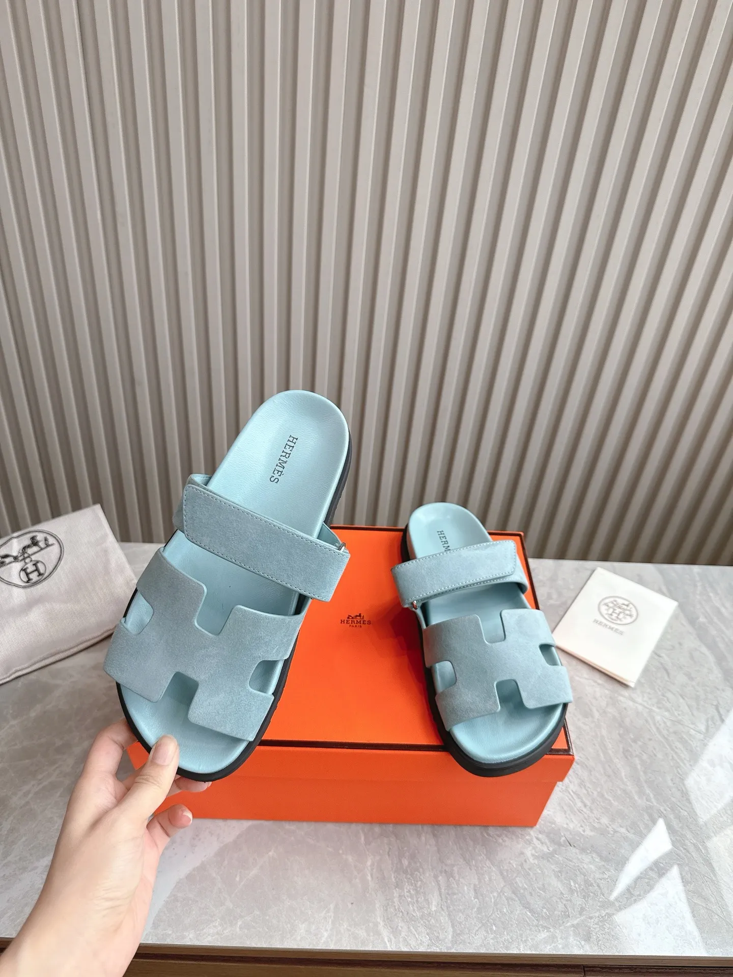 p480🐮🐮Couple model (top version) H family 2024 spring and summer new style HERMES Hermes' recently popular couple model pig nose angle sandals and slippers, paired with various colorful socks, popular. Upper: imported original deerskin (the genuine leather edging is not ordinary super migration). Lining: imported genuine leather. Outsole: Tpu non-slip and wear-resistant outsole. Size: Female 35-42 (40/42 non-returnable and non-exchangeable) Male size: 39-45 (45 non-refundable and non-exchangeable)
